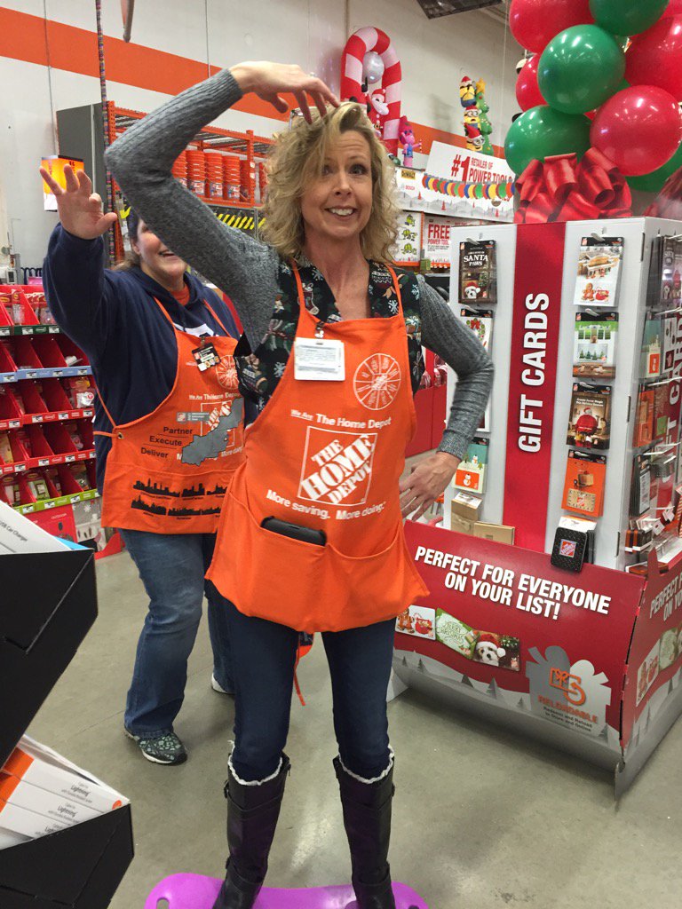 kara_kimble's tweet photo. Susan doing demos on fit board #blackfriday @RudduckAj @sours25 https://t.co/xxGfV6LWT3