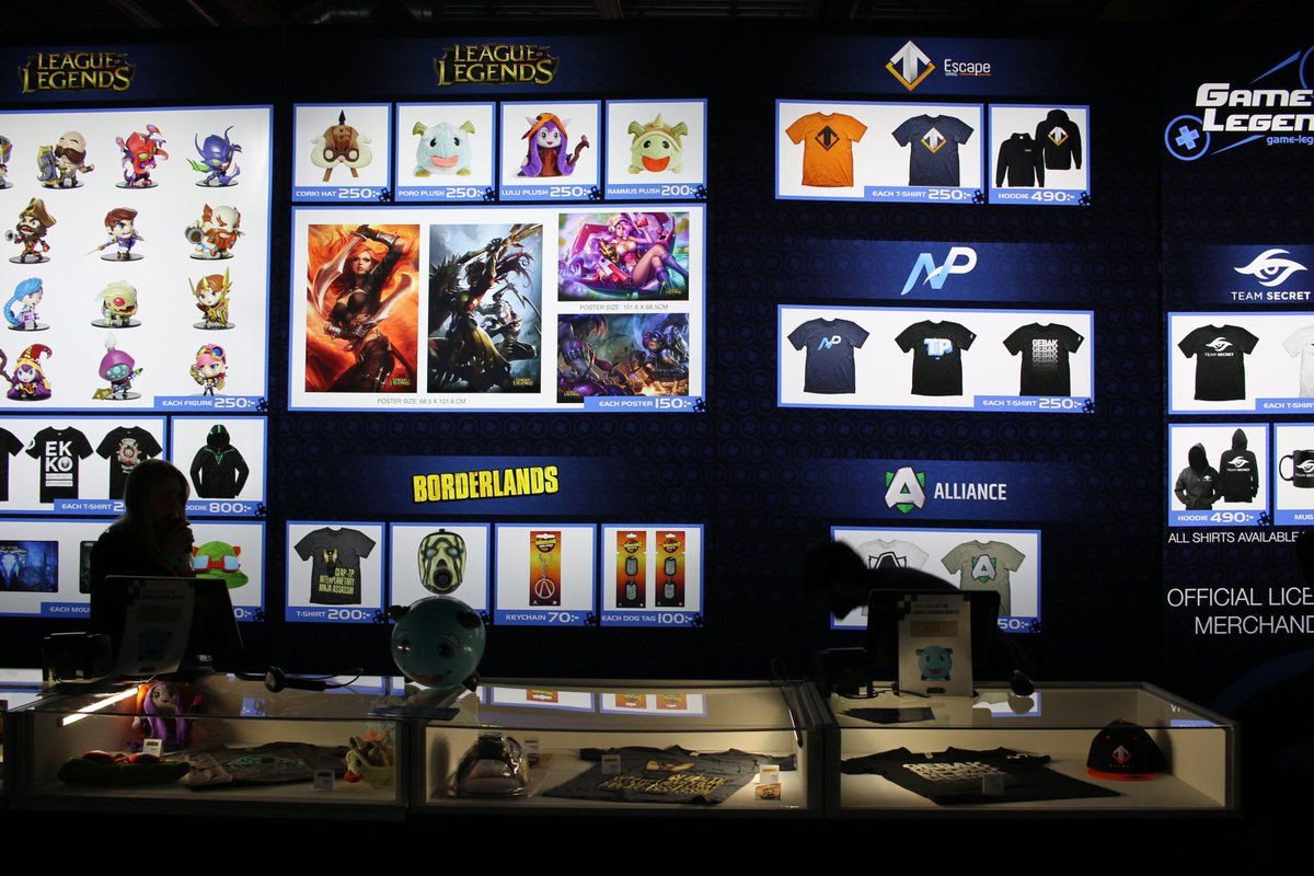 TheEscapeGaming's tweet image. Come meet the team! 18:00 at the @GameLegends stall in Hall B with @syndereNDota @EraDota @YapzOrdota  @qojqva1 and @TrixiDota