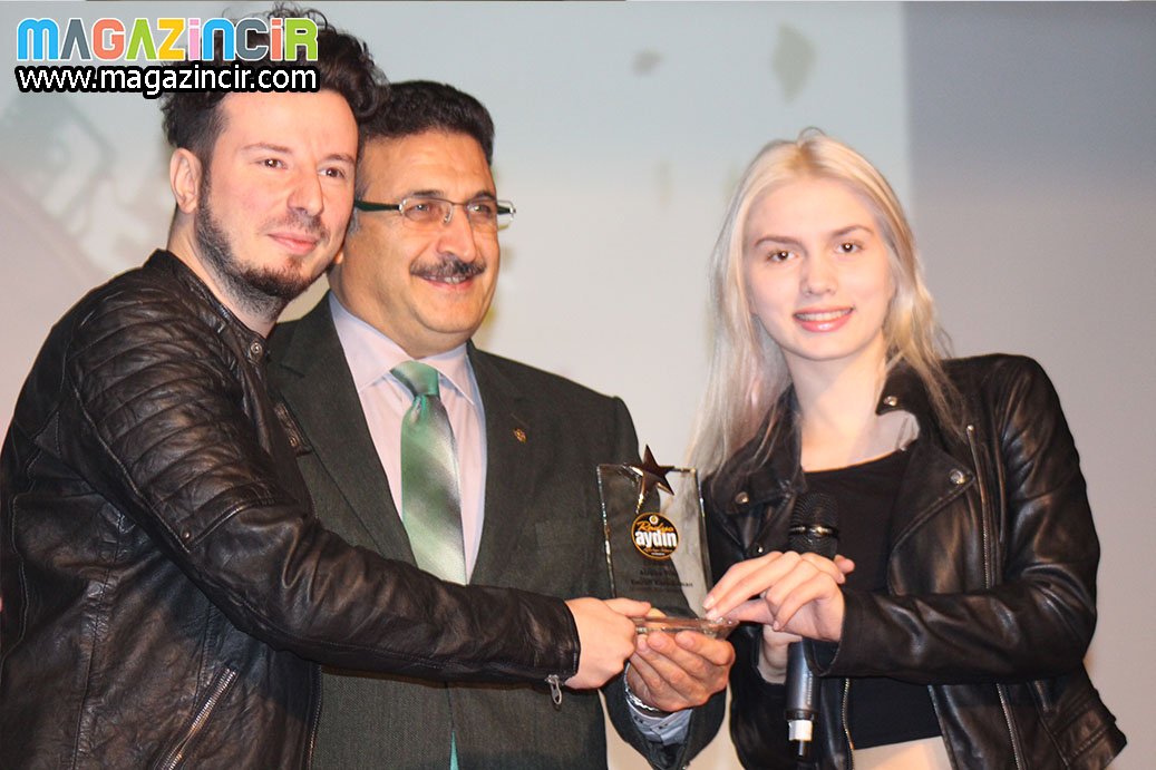 Aleyna Tilki İlk Ödülünü Üniversite’den Aldı..! 
magazincir.com/aleyna-tilki-i…
#aleynatilki #radyoaydin #aydinuniversitesi #emrahkaraduman #duet