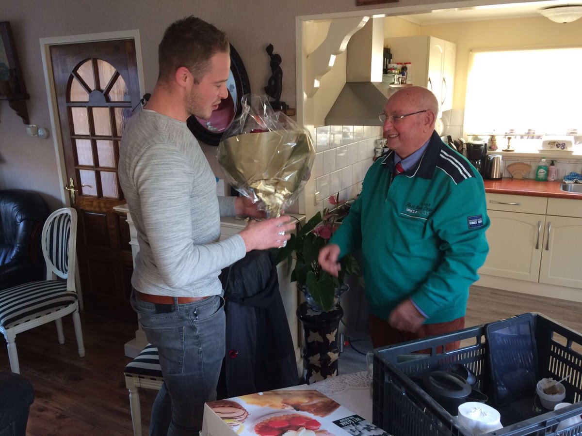 SebOomen's tweet photo. Uitvoerder Wouter Prins @VanWijnenGroep in het zonnetje gezet door bewoners @Elkien_  na WVB 8 woningen Watse Eelkestraat Gorredijk. https://t.co/rK3IoqwKWk