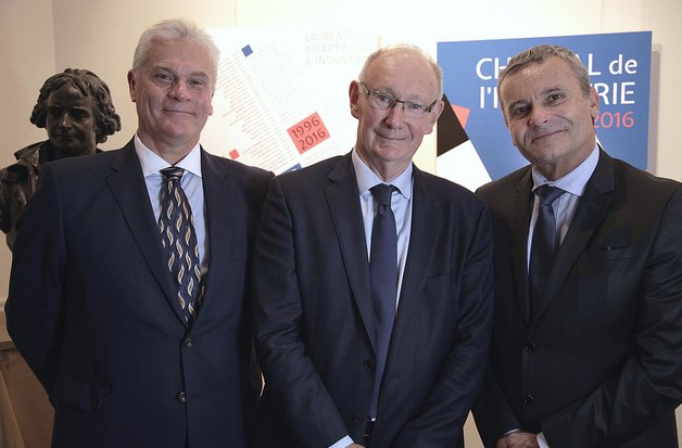 IndustrieFrance's tweet photo. Félicitation #CHAPTAL2016 Comité Arts @Physiques Terry Nisbet &amp;Thierry Laboureau #UMS United Monolithic Semiconductors et JP Duchemin https://t.co/j96mKZcYxS
