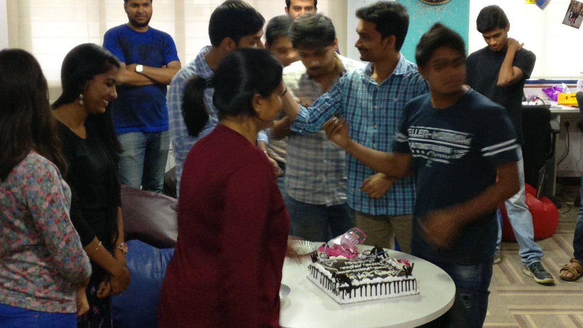 HumansOfWooplr's tweet photo. For the love of cakes &amp; birthdays :) #startuplife #startupindia @Wooplr https://t.co/u000KNy7Nm