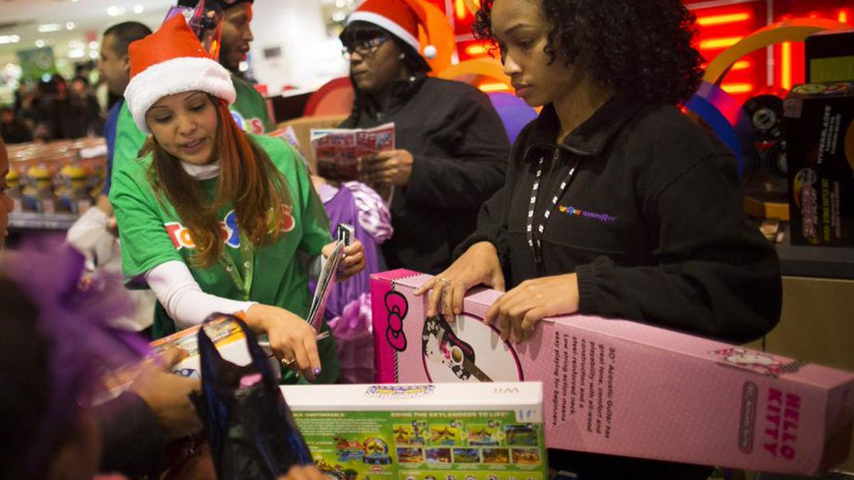 Shoppers hunt for deals, hit the shops for entertainment fw.to/GTUyBGG?utm_me… https://t.co/UgB0zJ5eVe