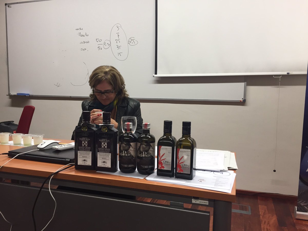 olivaryaceite's tweet photo. Jornada #Cata de #aceites nueva cosecha con Brigida Jiménez en @UNIAuniversidad @HerrBrigida @orodeldesierto @SuerteAlta @CortijoelPuerto https://t.co/ZkkvsU7yid