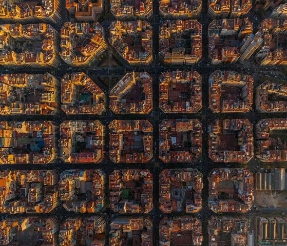 منطقة إيكزامبل في مدينة برشلونة الإسبانية ، تقع بين المدينة القديمة والمدن الصغيرة المحيطة بها ..