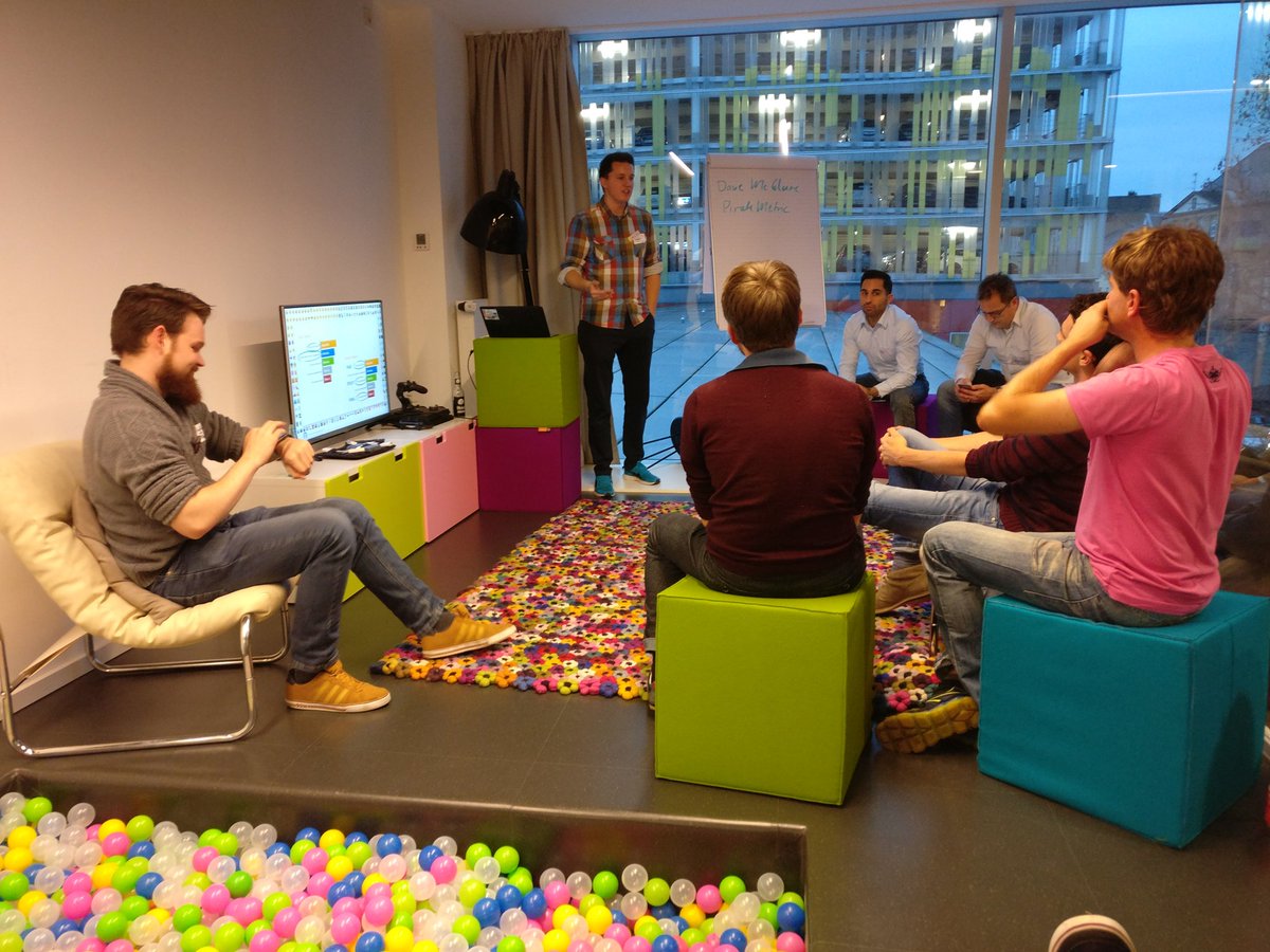 TomasHerzberger's tweet photo. Pirate Metrics in der Praxis beim Poltergeist Chat. #leancampfrm. #growthhacking https://t.co/7FSkswiPsr