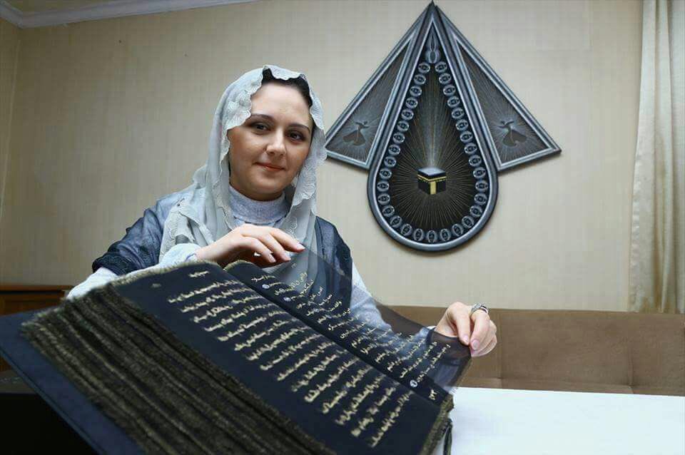 almarsd_news's tweet photo. فنانة اذربيجانية تقوم بتطريز كتاب القران بالكامل استغرقها ثلاث سنوات من العمل على قماش  حريري ليكون اول كتاب قران يطبع على الحرير https://t.co/F2OBEyW482