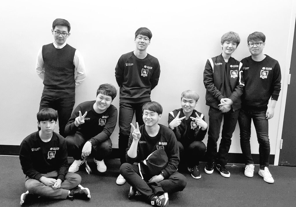 For_SMEB's tweet photo. 이 늦은 밤에 
어쩌자고 
네 목소리가 듣고 싶을까 

이 늦은 밤에 
어쩌자고 
네 얼굴이 보고싶을까 

이 늦은 밤에 
정말 어쩌자고 
네 숨결이 그리울까 

- 최대호, 하필이면 https://t.co/5Ek1T5BHlU