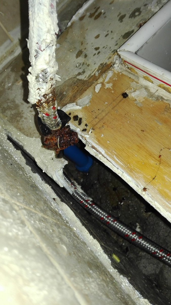 Even een spoedje op de vrijdagmiddag, gescheurde slang achter douchepaneel