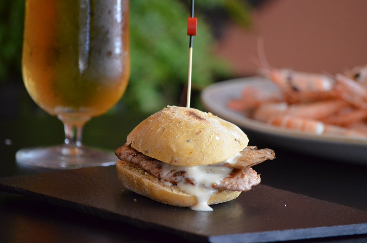 LaMensulaRest's tweet photo. Cositas ricas de picoteo.. La "Mensulita" de solomillo, gambas, berberechos, ensaladilla rusa, lomito de buey o la hamburguesita de salmón https://t.co/2iEXwddmy3