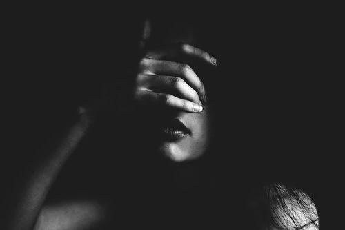 -لسٌت حزينهـُﮧ ه!😴💘
-ولسُت متشائَمـۃ ة☺🌿
-ولسُت ملولهـۃُ ولا كتومۃ ة💚👒
-لگننيٌ : افقدِ الثقۃ بمـن أحب"💛🎼
-افقدِ تلڪ المشِا؏ـر الصادقةةٍ…🌸🌼