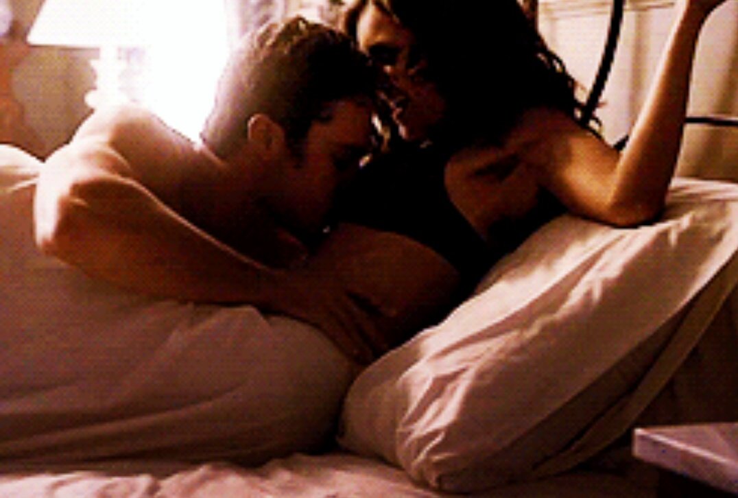 Дикая в постели. Страстные поцелуи в постели. Страстные поцелуи в кровати. Гифка страсть в постели. Любовь и поцелуи в кровати.