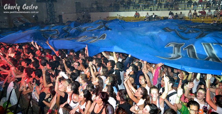 charly_castro20's tweet photo. #efemeridesLPDA 
25 nov 2012
@DelAbuelo en San Nicolás
La bandera gigante cubrió el campo del Club Belgrano. https://t.co/GHFdDPpInP