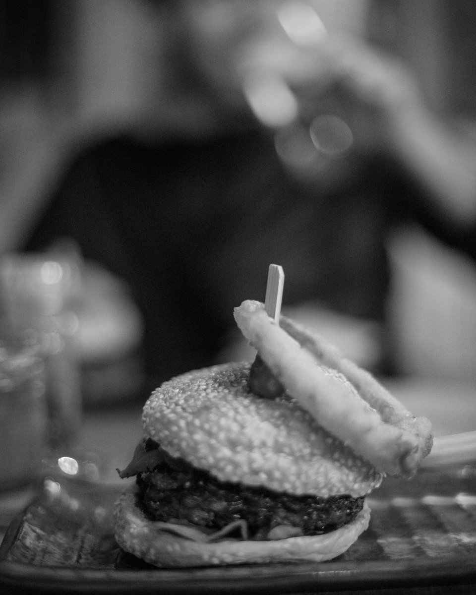 burgerquest_cpt's tweet photo. Tinder and Neil Blomkamp. Our latest quest reviews @NomadbistroCT ❤️️a 🍔. https://t.co/GfxWNY8yYl #CapeTown #Burger #Summer https://t.co/5X9io4GWlh