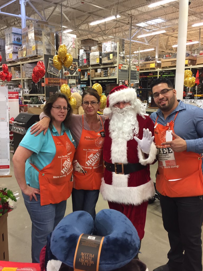 jon_bodi1's tweet photo. Customers waiting to meet Santa and the HD Elves. https://t.co/qVUcz6KpEu