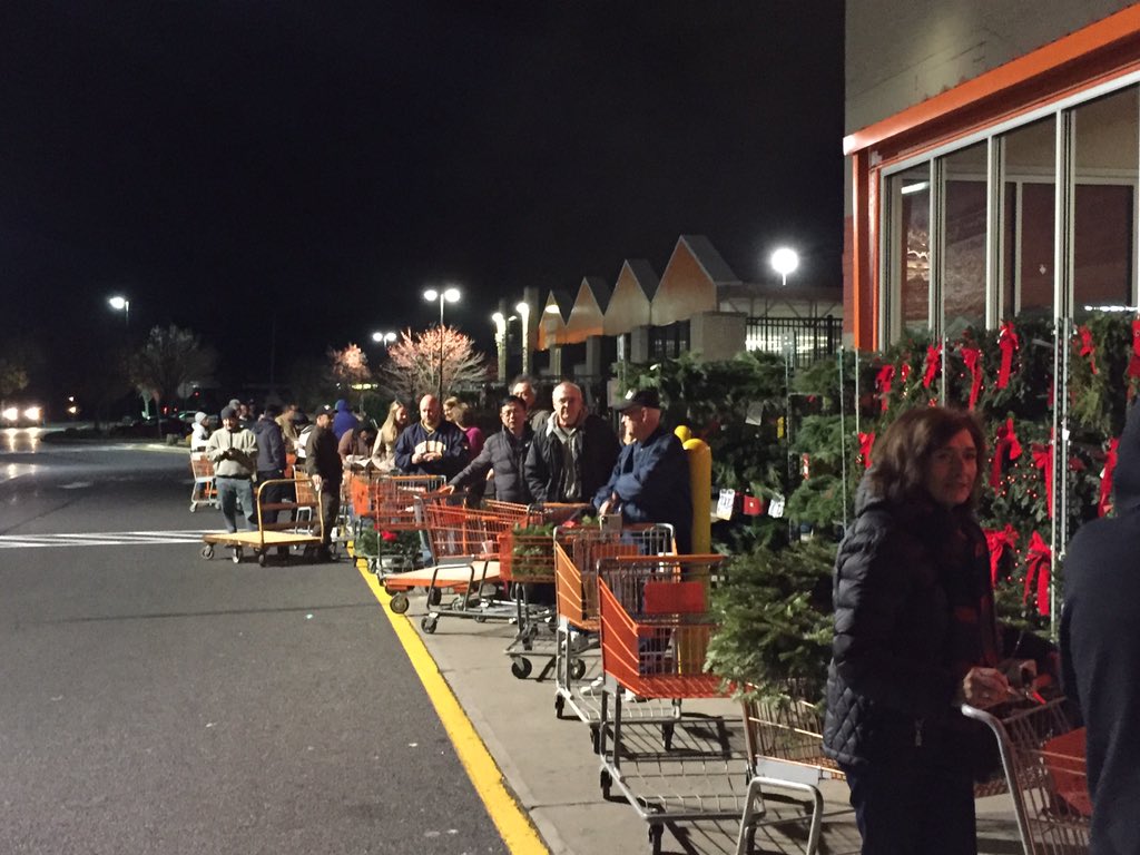 jon_bodi1's tweet photo. Customers waiting to meet Santa and the HD Elves. https://t.co/qVUcz6KpEu