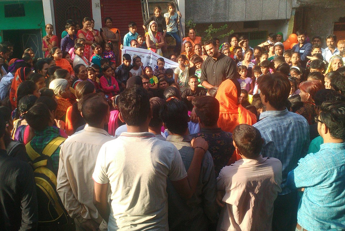 Vipulkalraa's tweet photo. Perfromance of #Dastak Streetplay in Jahangir Puri #Delhi dir.by @ArvindGaur #Asmitatheatre #VAW #Theatre4change #Hewithshe https://t.co/OgxFy2IaMl