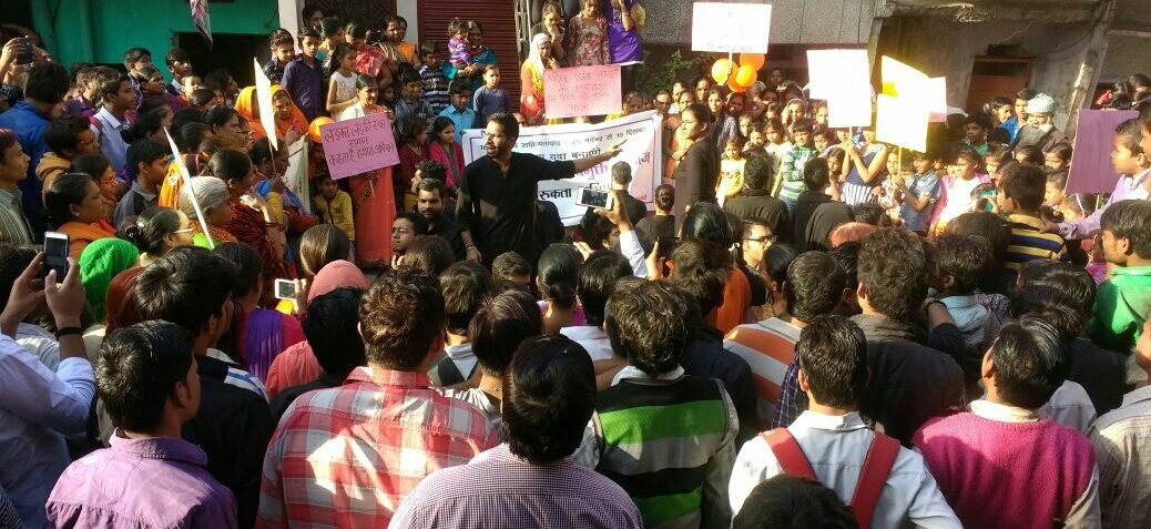 Vipulkalraa's tweet photo. Perfromance of #Dastak Streetplay in Jahangir Puri #Delhi dir.by @ArvindGaur #Asmitatheatre #VAW #Theatre4change #Hewithshe https://t.co/OgxFy2IaMl