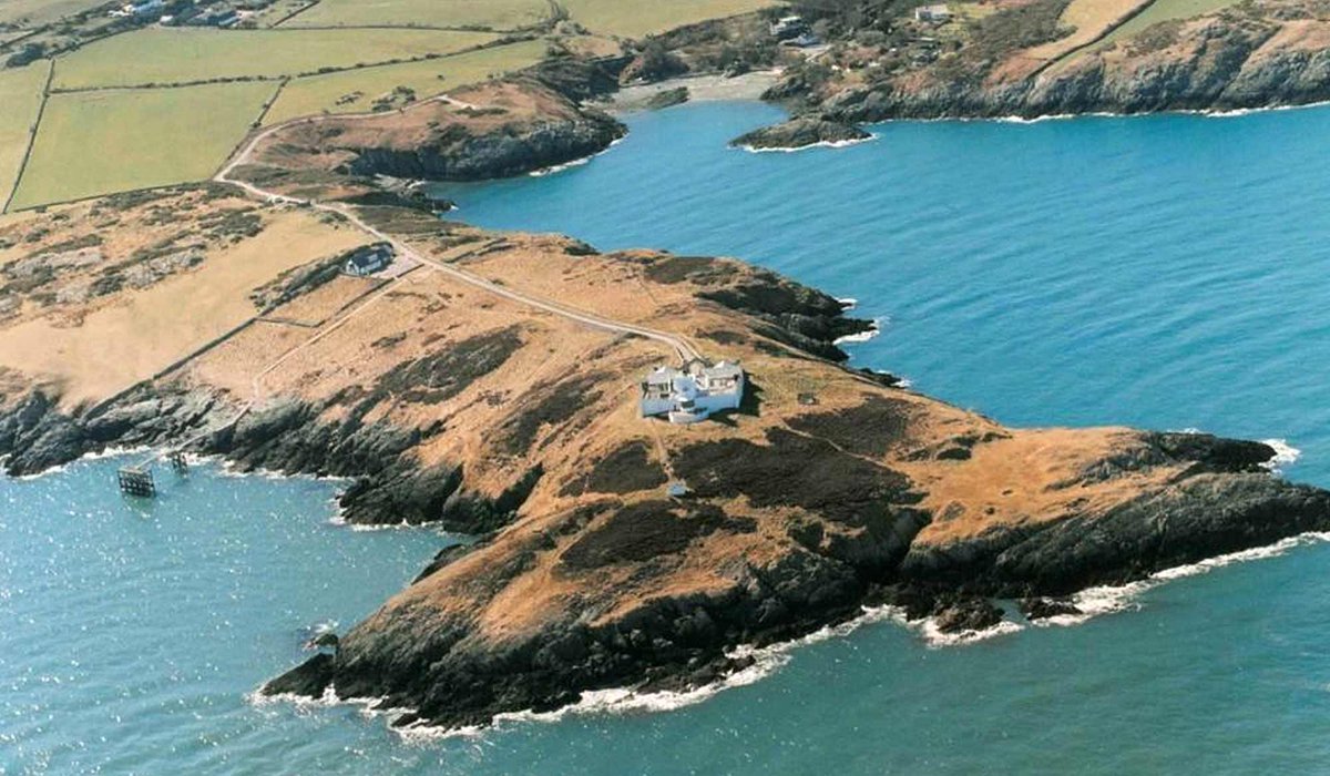 Remote lighthouse with views of three countries for sale: homesandproperty.co.uk/luxury/propert…
