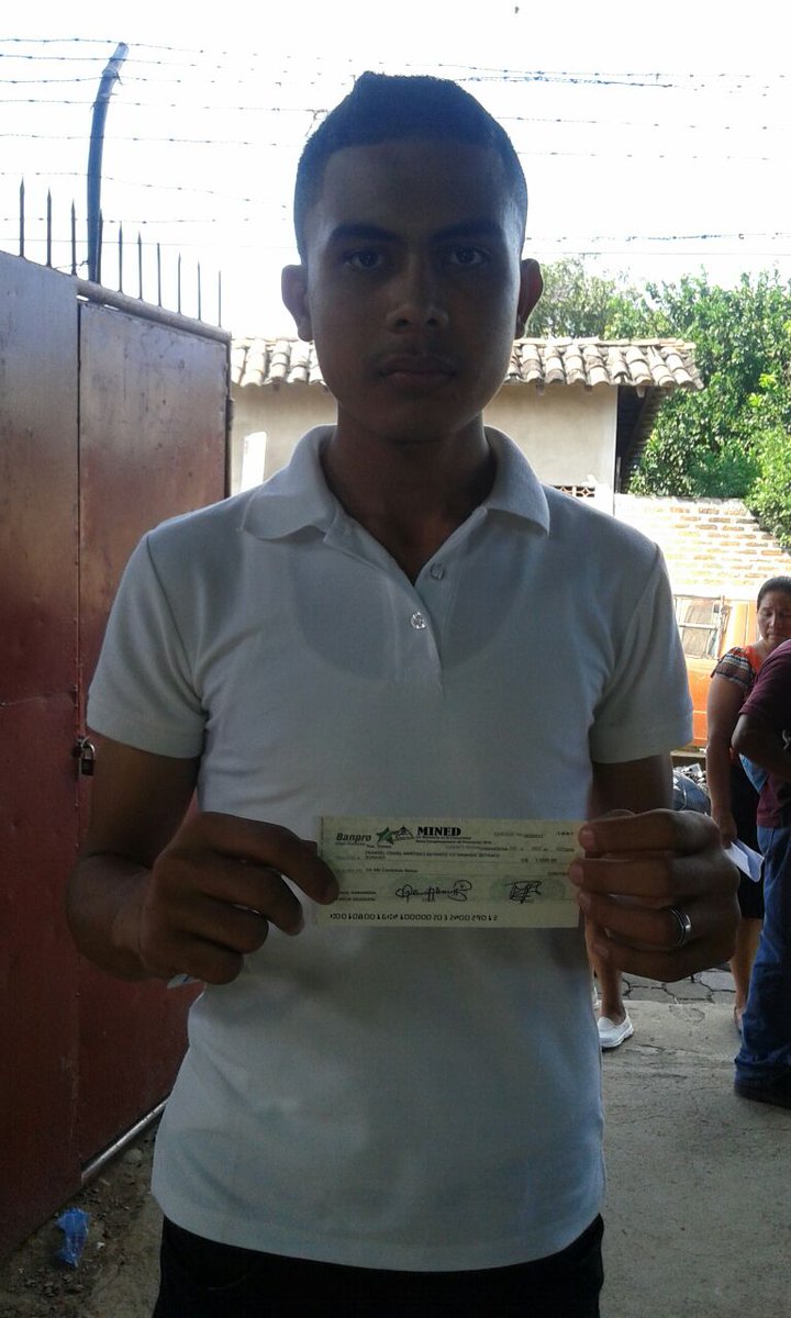 redChdga's tweet photo. Felices se mostraron estudiantes de secundaria con la entrega de su Bono de Bachiller en Villanueva . @jdarlinlisset2 @FESNicaragua https://t.co/X0YsVQL5PS