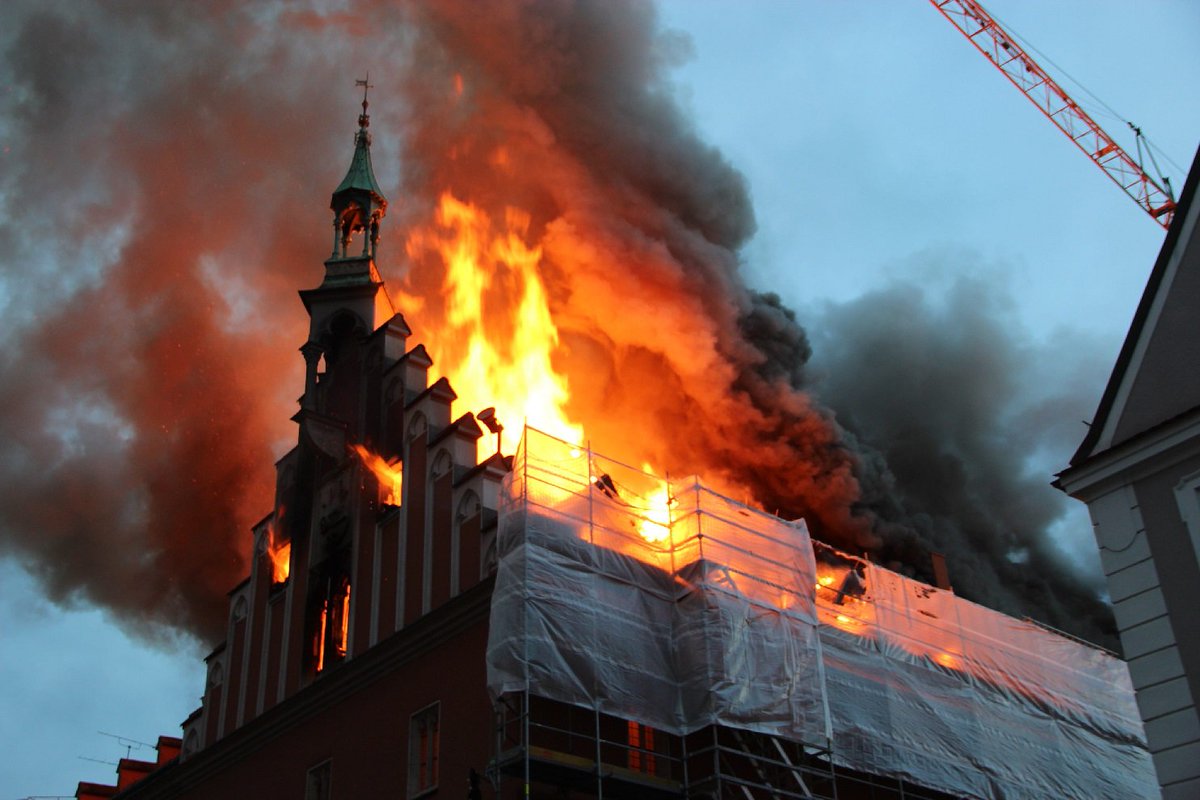 idowa's tweet photo. Großbrand in #Straubing: Rathaus brennt - Erste Erkenntnisse zur Brandursache
https://t.co/z6PFB1NLBi https://t.co/sItBJYNv4i