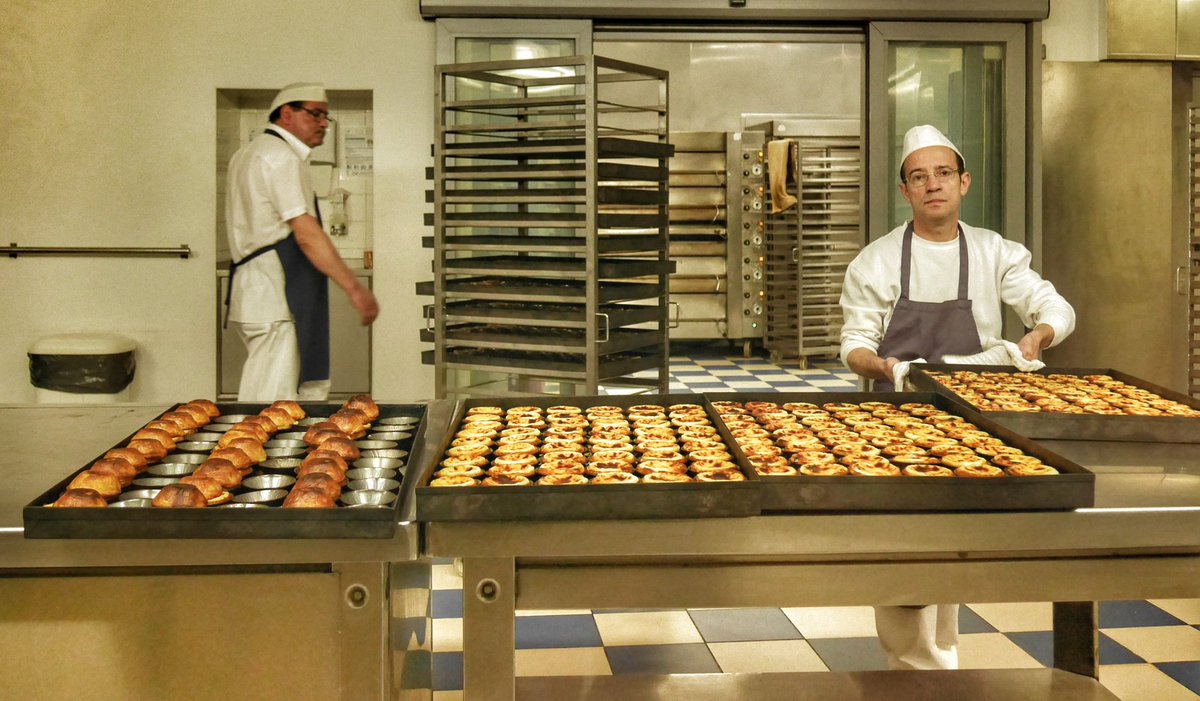 ElmundoBolsillo's tweet photo. Probando los únicos y buenísimos pasteles de Belém.. @TurismodeLisboa @visitportugal @IdealmediaES #PasteisBelem #Lisboa #Portugal https://t.co/tE1E2dxVQN