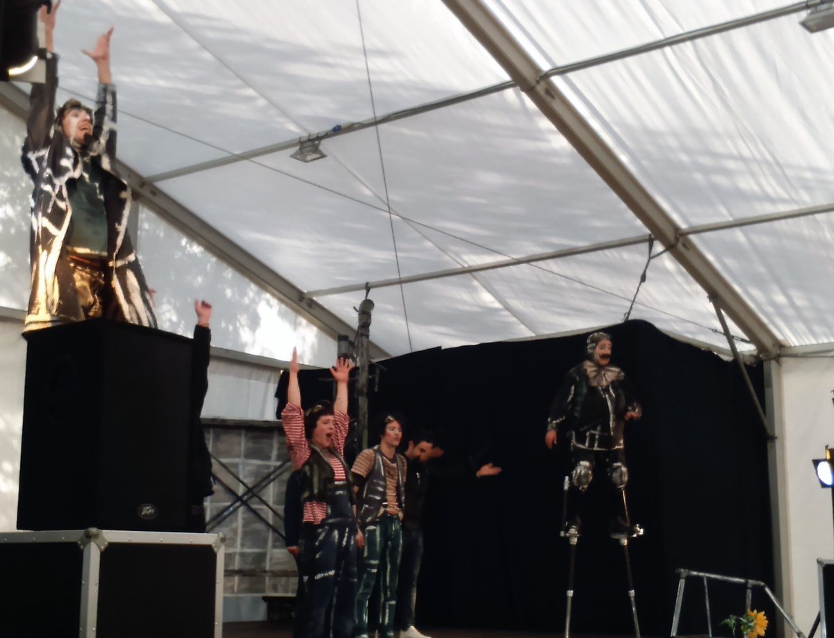 CCLaSagrera's tweet photo. Ha estat fantàstic gaudir de l'obra TUBERÍAS, de #MaiRojas #TodoZancos i #Escultoresdelaire, amb els més menuts!!! #FesteslaSagrera https://t.co/z3b0Yitt7w