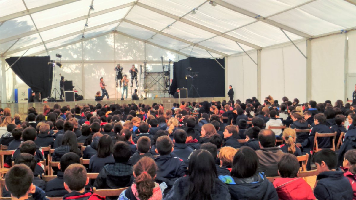 CCLaSagrera's tweet photo. Ha estat fantàstic gaudir de l'obra TUBERÍAS, de #MaiRojas #TodoZancos i #Escultoresdelaire, amb els més menuts!!! #FesteslaSagrera https://t.co/z3b0Yitt7w