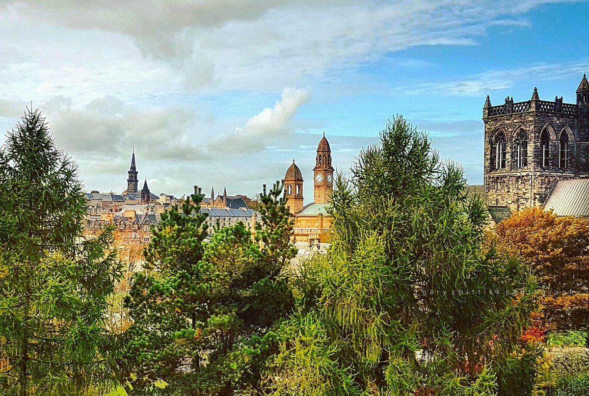 It's not just our cities which have amazing skylines. THIS is the historic town of #Paisley! 📷 FB/Gary Chittick #Paisley2021