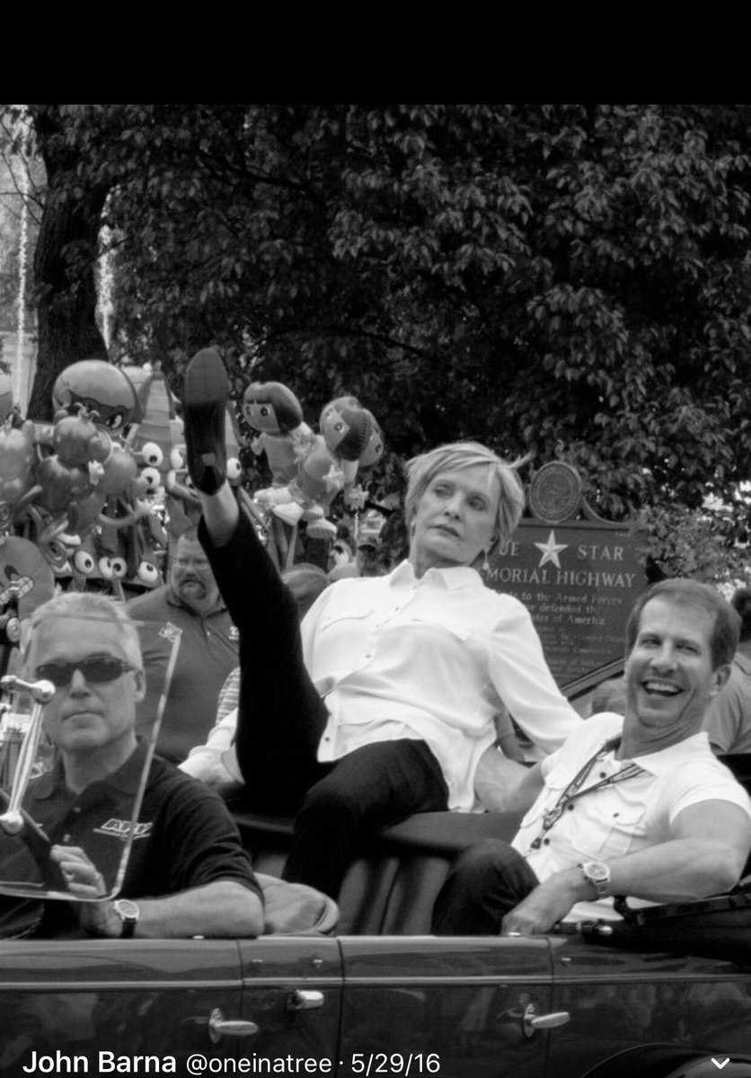 oneinatree's tweet photo. #FlorenceHenderson vamping it up for fans' signs #SUYS #ShowUsYourShoes #👟👠 #Indy500 #500Parade 2016--Flo's warm verve will be missed✌🏼️ https://t.co/isKQC2rWlH