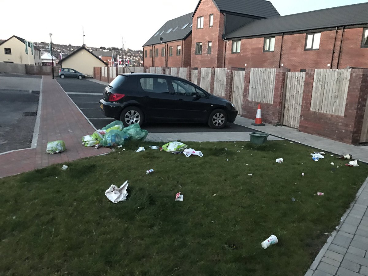 mat711's tweet image. This is disgusting and easily avoided with wheelie bins @VOGCouncil #Barry #Rubbish #KeepBarryTidy
