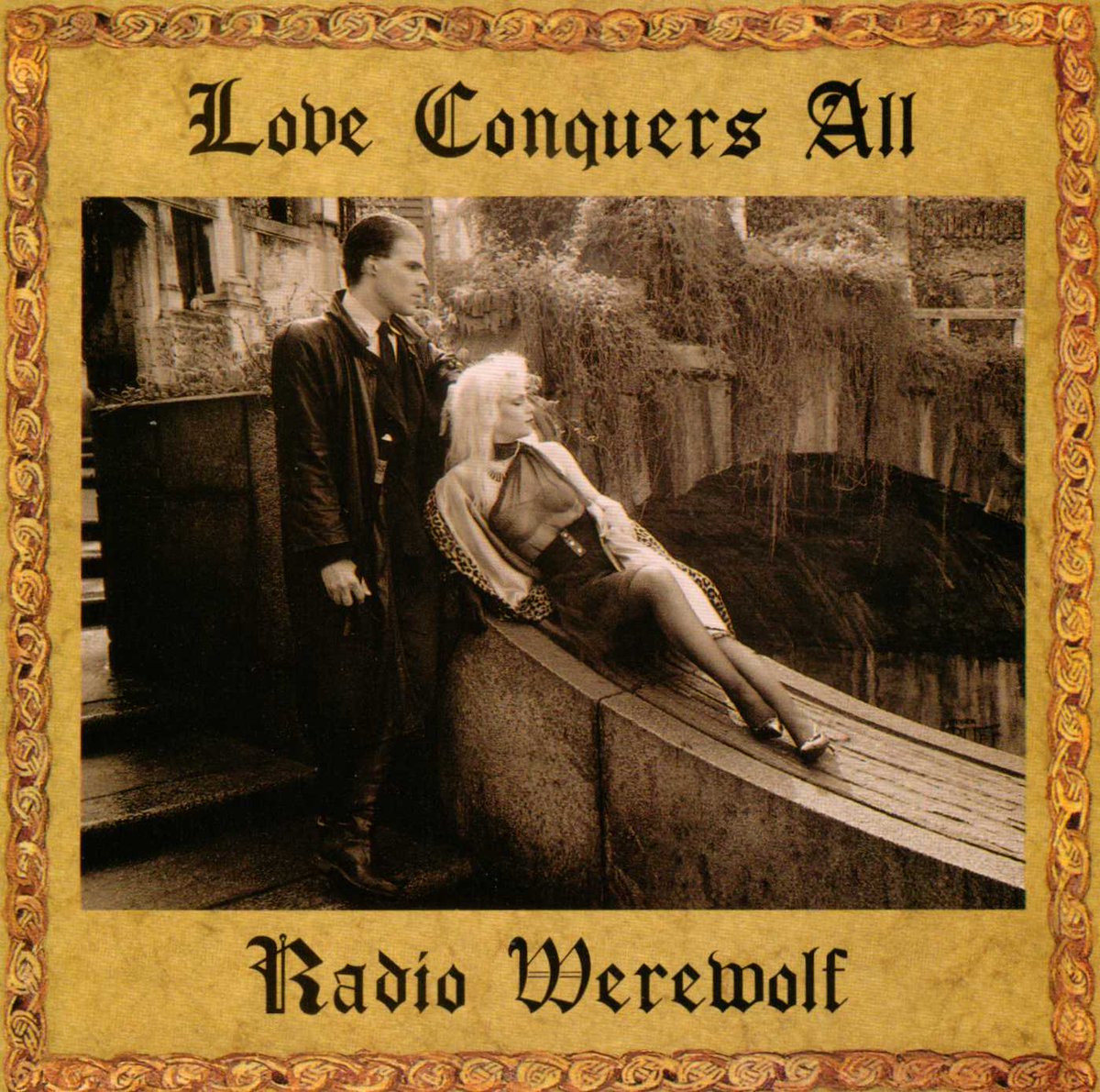 Zeena_Schreck's tweet photo. BLACK FRIDAY ALL WEEKEND on ZEENA'S SITE in SHOP!
30% off w/discount code. VINTAGE #RADIOWEREWOLF, VINYL & MORE https://t.co/tdNQnvWZ9u https://t.co/OQ10S1xvd1