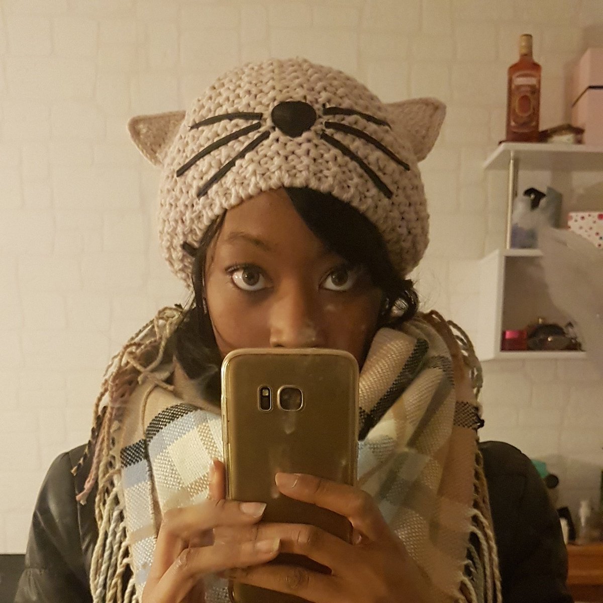 Varjosca's tweet photo. Miaou 😽 #ItsColdInside #WinterIsComing #MonShowroom #KarlLagerfeld #Choupette #Bonnet #Hiver #Shopping #Fashion #Mode #OOTD https://t.co/HZjStNLNim