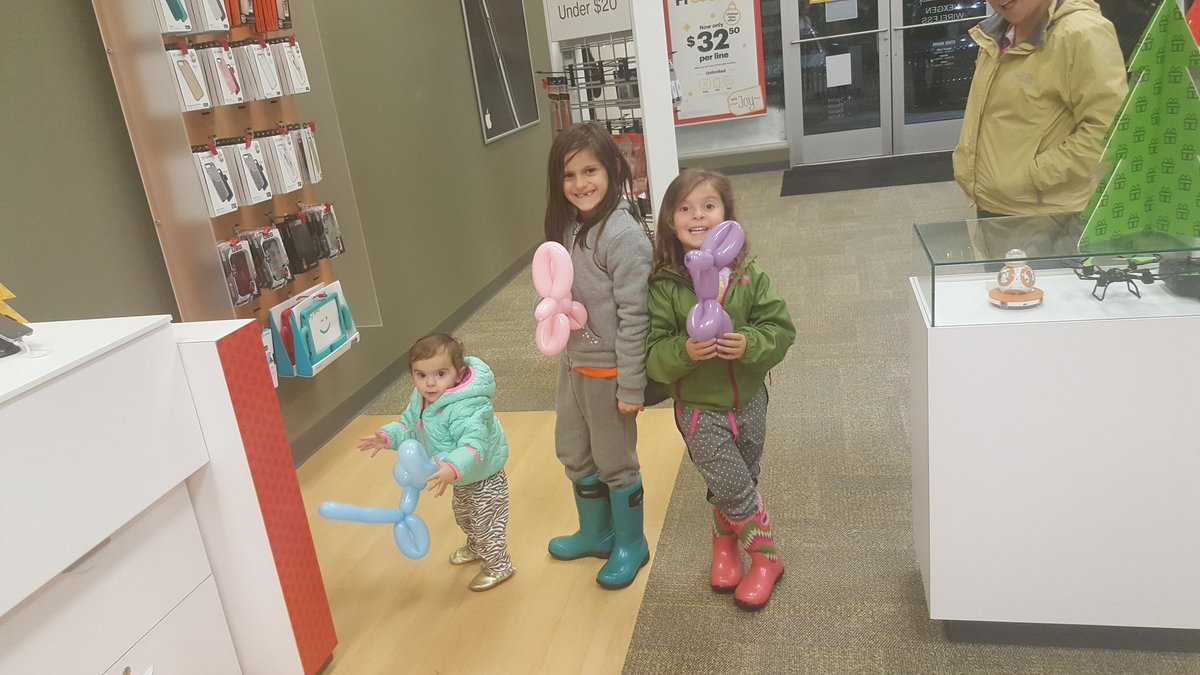 SprintMansfield's tweet photo. Smiles make the world go round. #happycustomers @BraxtonSprint @sprintbynexgen https://t.co/CCvP2KDGoL