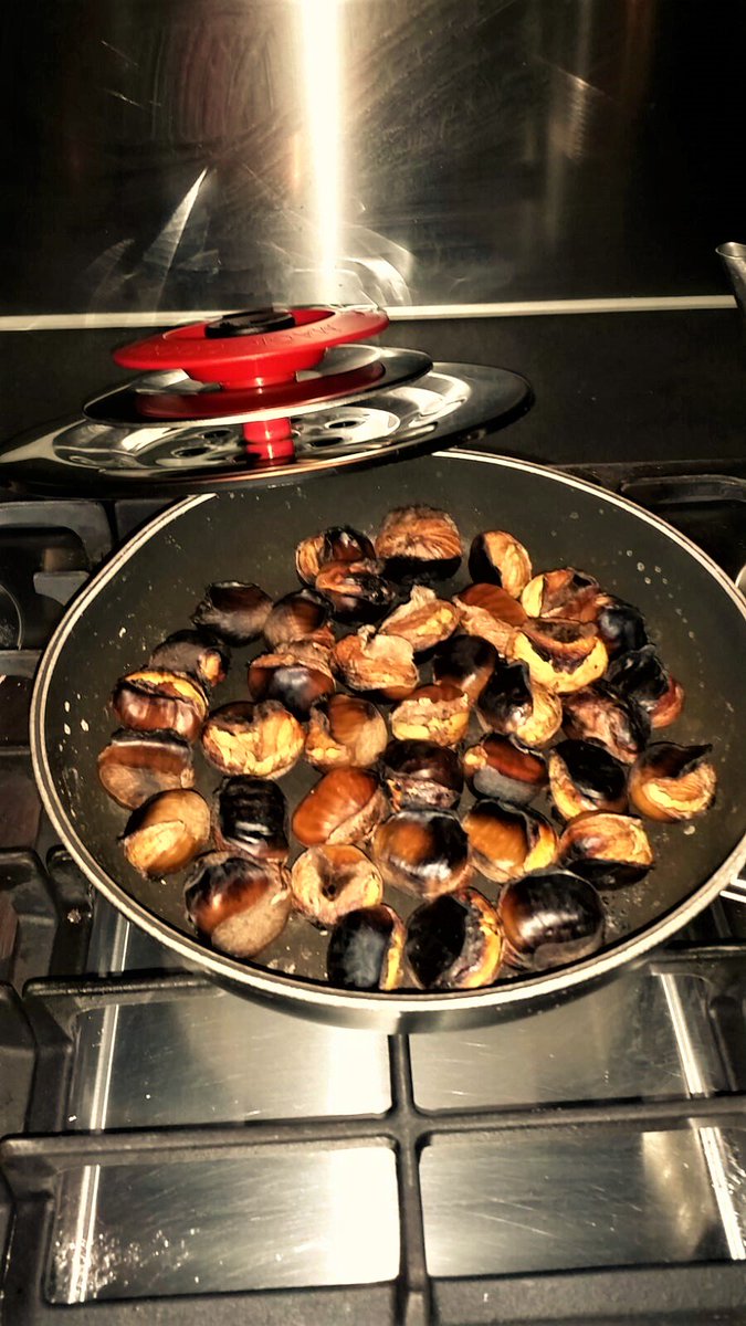 ileanapession1's tweet photo. tempo di #castagne #MagicCooker #Coperchi #Cucina #Cibo #Sapori
#Valtournenche #AostaValley https://t.co/6lllww2ebw