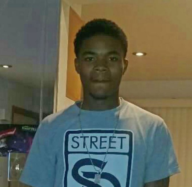 Chicago officer kills 19-year-old #KajuanRaye; police check claim he was armed fw.to/abFsKoZ?utm_me… https://t.co/txnlEgX0Bw