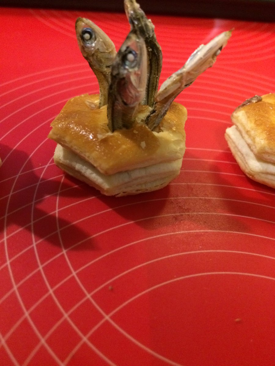 K スターゲイザーパイの実はコーヒーに合う 空腹感もおさまるし素敵なマリアージュとまではいかないけどかなり拮抗したチーム戦のような善戦ぐあいを感じる はっきり言って美味い側 チョコが上品な味に仕上がる パイの実 イギリス料理 T Co