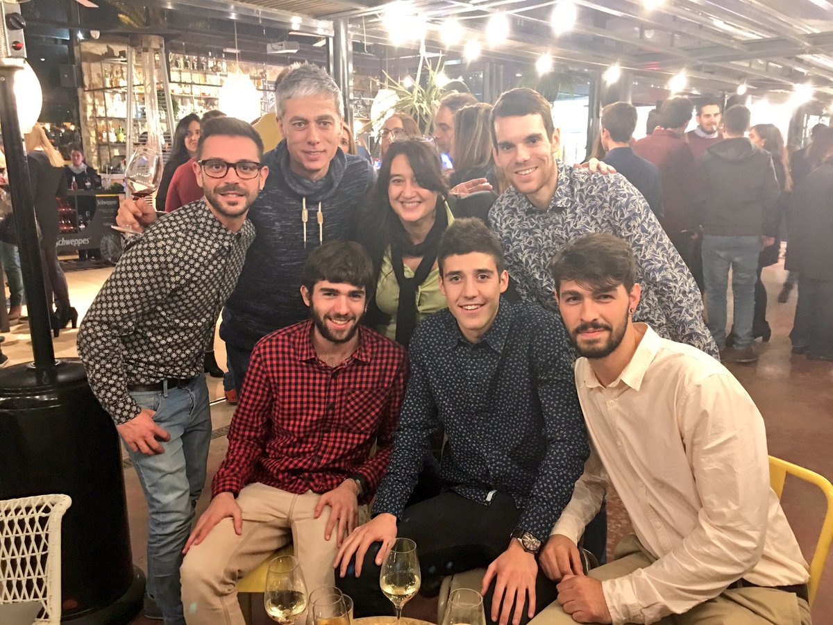 Montsllussa's tweet photo. Qui diu que els sopars d'empresa són avorrits? @rac1 https://t.co/QZWDnIeUGm