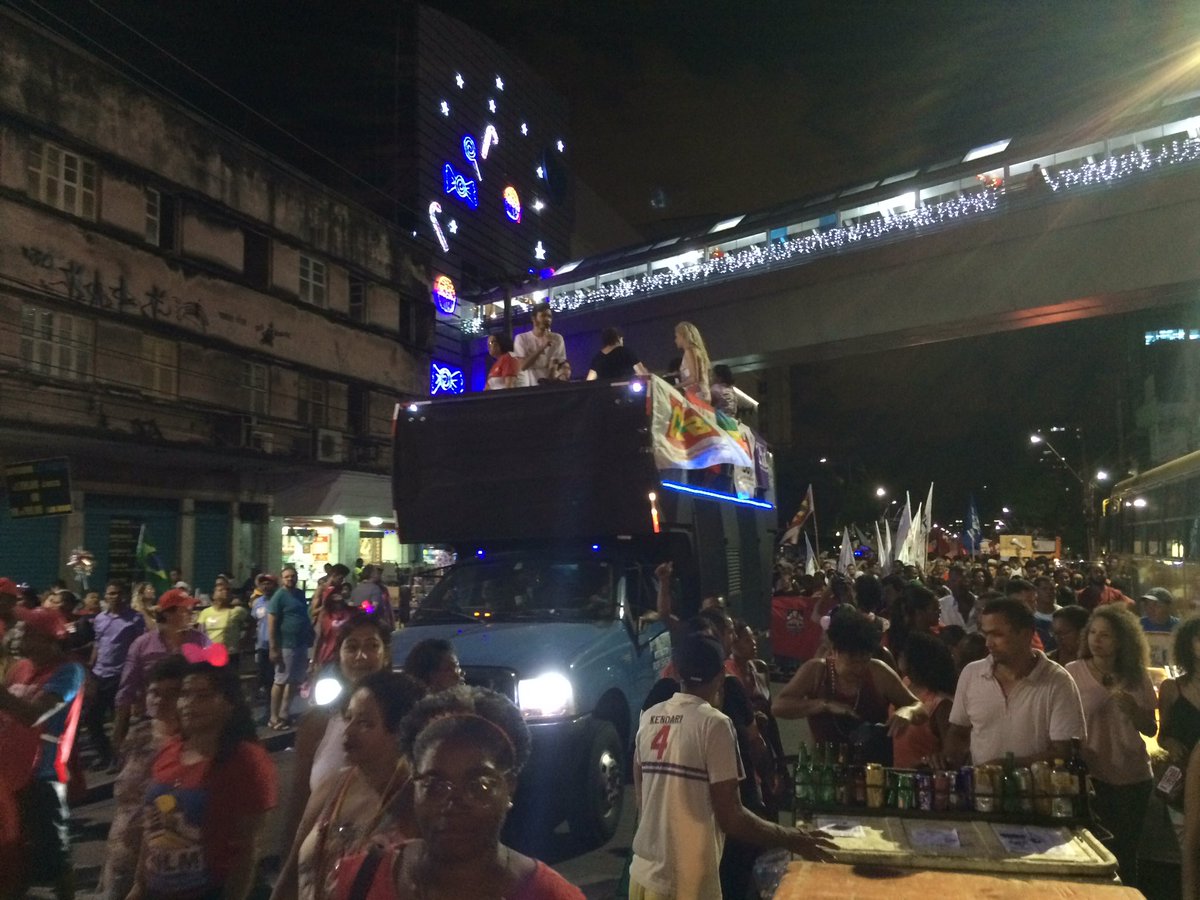 Segundo a CUT, 12 mil manifestantes estão neste momento nas ruas do Centro do Recife em protesto contra a PEC 55.