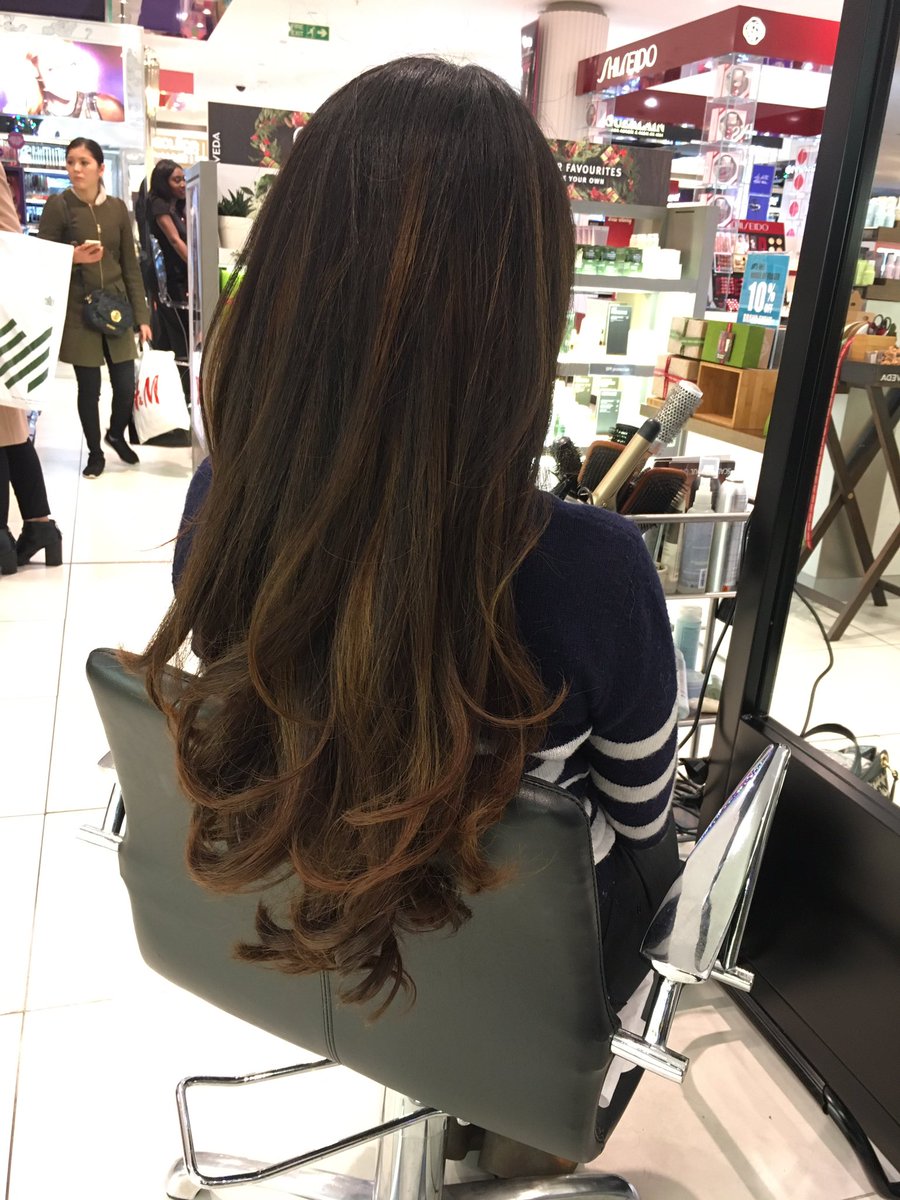 BenjiButton20's tweet image. Cheeky blow dry I done @ work today 7 products, 1 hour later and voila! 💪🏽💁🏼@AvedaUK #Aveda #AvedaArtist #HOF #OxfordStreet #AvedaBlowDryBar