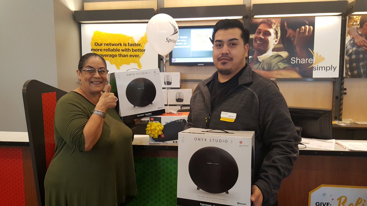 Tonester808's tweet photo. Jingle JBL! Come to Santa Fe Springs Sprint for all your xmas gifts! #thegiftofJBLmusic @blee01 @SprintFlores @Sprint_West https://t.co/3EK7CTGYfd