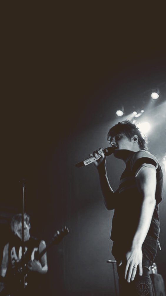 mcrlockscreen's tweet image. ⌇ Mikey and Gerard Way 
⌇ Color | B&amp;amp;W
⌇ RT if you save