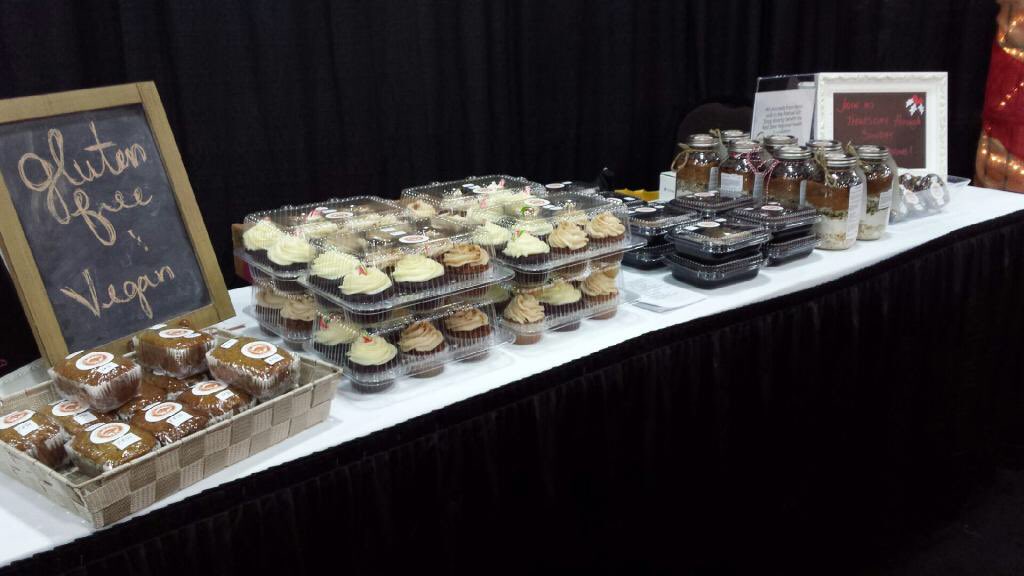JD_TheMapleTree's tweet photo. We are ready #reddeer. #Festivaloftrees @RDTreeFest Cupcakes won't last long https://t.co/pdKkqVv6Eu