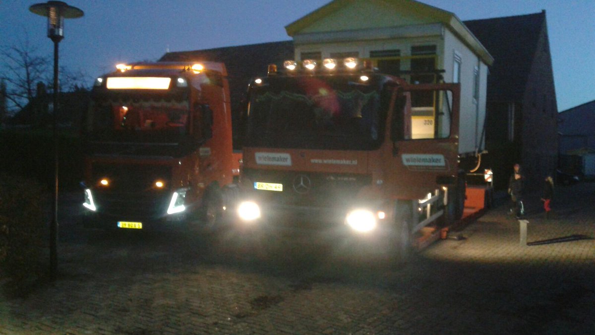 vlaschaar's tweet photo. Mooi transport, strandhuisje van de Vlaschaard naar Wielemaker transport. https://t.co/yU1kGsiszc