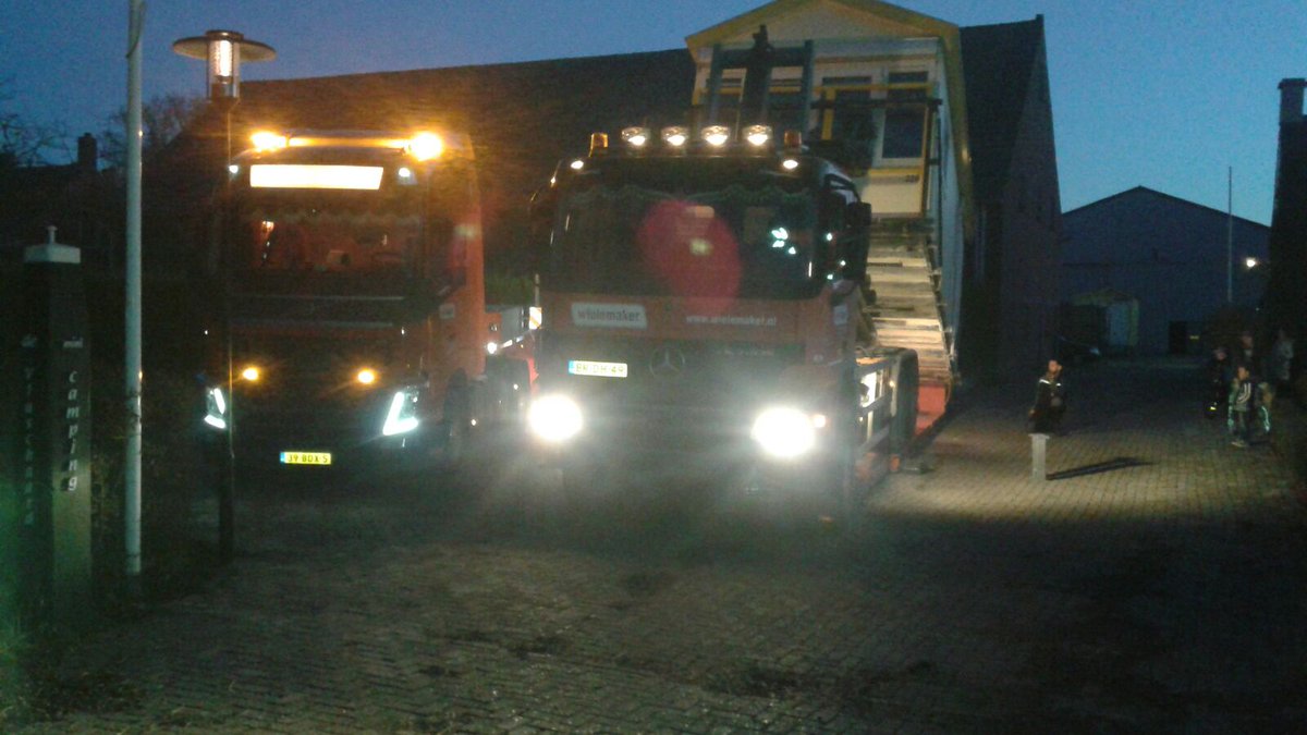 vlaschaar's tweet photo. Mooi transport, strandhuisje van de Vlaschaard naar Wielemaker transport. https://t.co/yU1kGsiszc