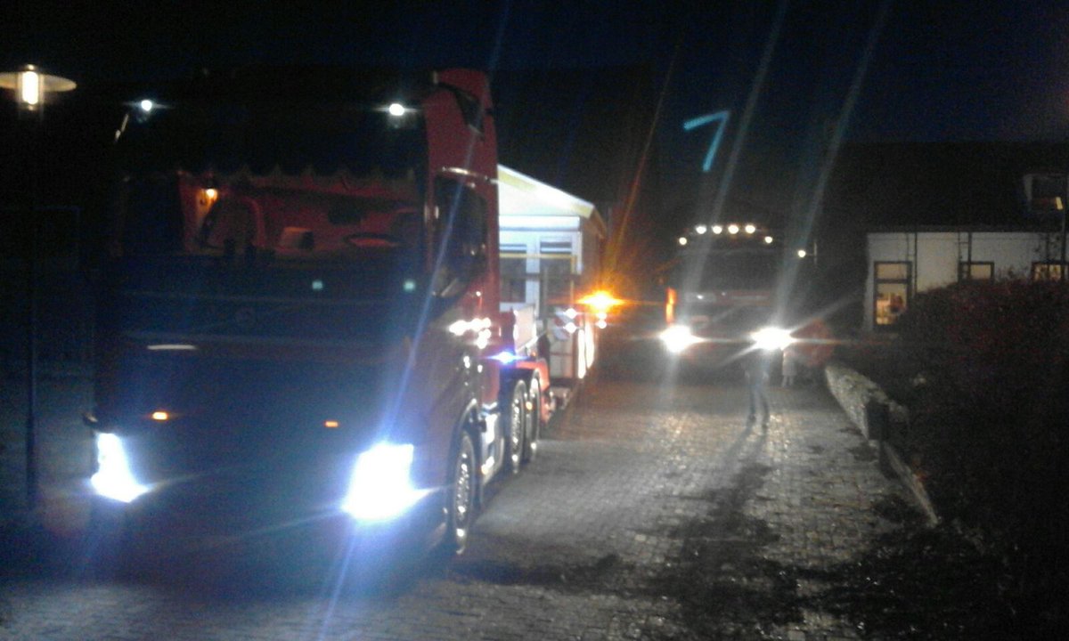 vlaschaar's tweet photo. Mooi transport, strandhuisje van de Vlaschaard naar Wielemaker transport. https://t.co/yU1kGsiszc
