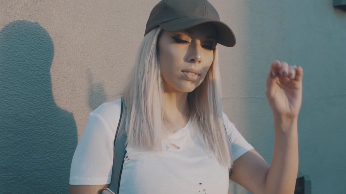 TaylorPuetz's tweet photo. @lustrelux right there in the background is the chicken claw 😂😂🐓 I love your video, November  nude Shook book is hot fire 🔥🔥 https://t.co/DMqJGcEC7R