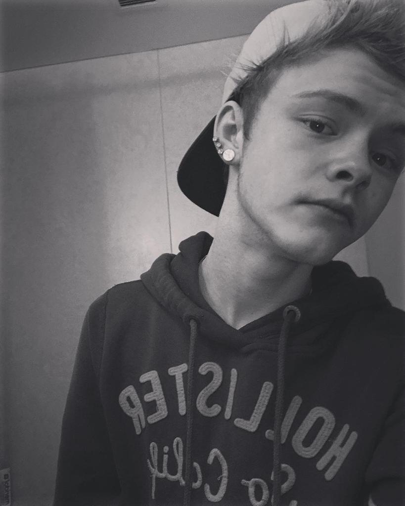woniewoo_'s tweet photo. He's everything ❤ i love you Nate @TheTideNate https://t.co/vwtNUQMN8i