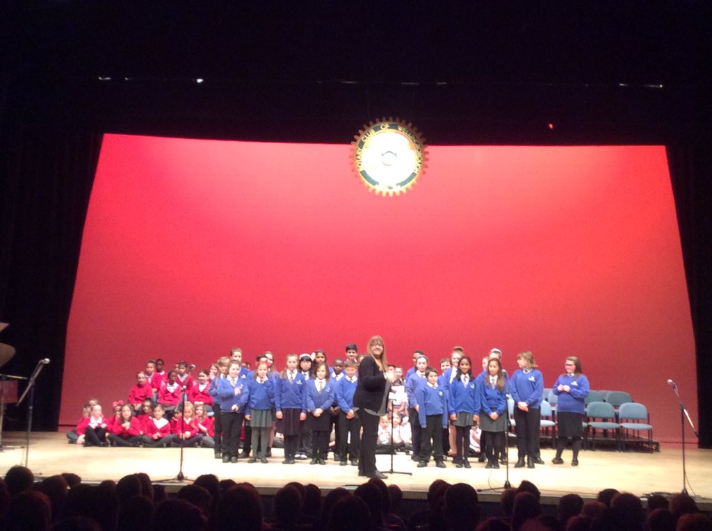 Oakway2014's tweet photo. PRIDE in action at Castle theatre on a Thursday, Y6 made us very proud! #festivePRIDE https://t.co/h9iCsc6Kpp