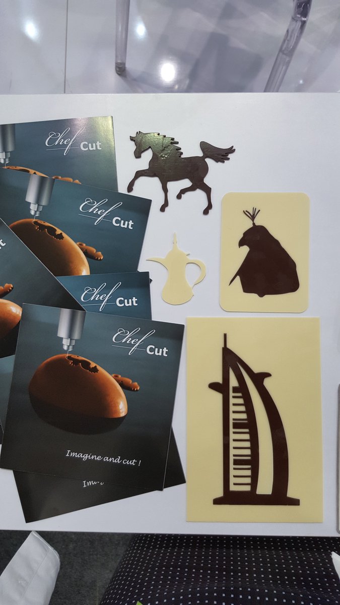 Hydroprocess1's tweet photo. #GulfoodManufacturing #Dubaï découpes chocolat blanc et chocolat noir avec #ChefCut. #théière #cheval #faucon #BurjAlArabHotel https://t.co/s6sK0VKYGO